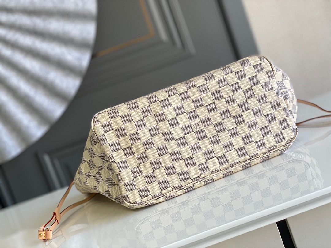 Louis Vuitton Neverfull MM Handbag