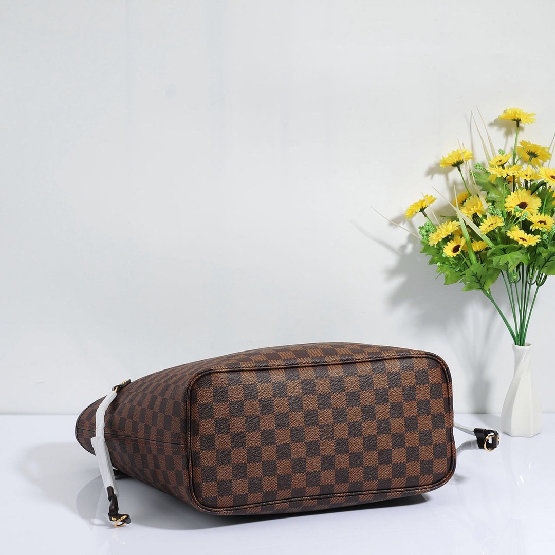 Louis Vuitton Neverfull MM Handbag