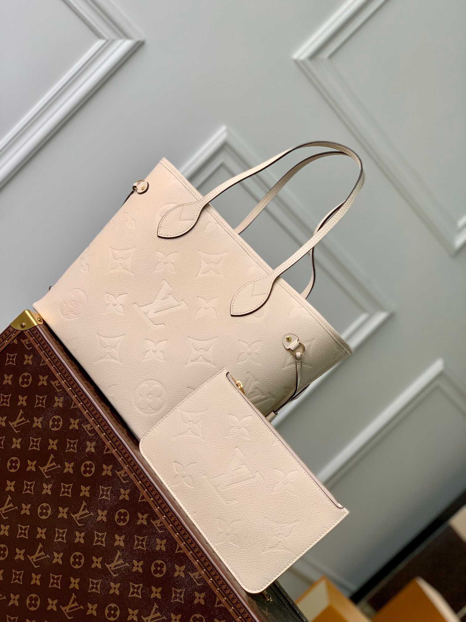 Louis Vuitton Neverfull MM Handbag