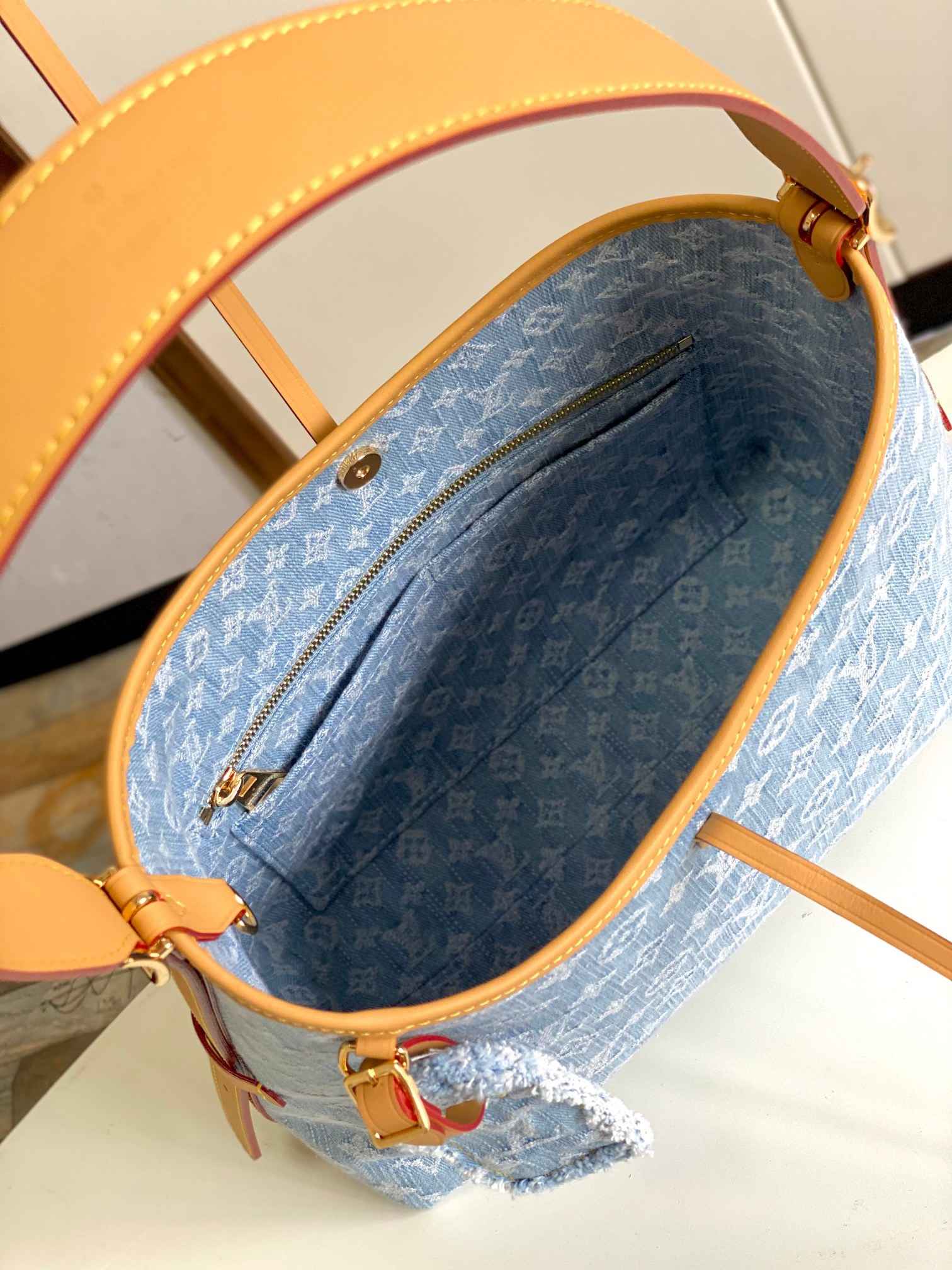 Louis Vuitton CARRYALL PM Handbag