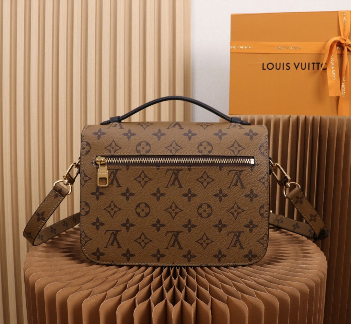 Louis Vuitton POCHETTE METIS Handbag M44876