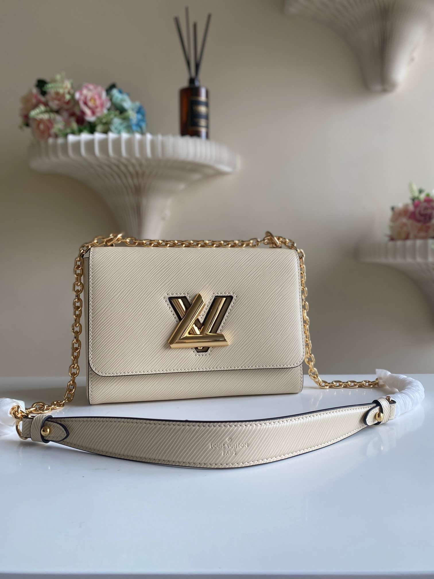 Louis Vuitton TWIST MM Handbag M21116